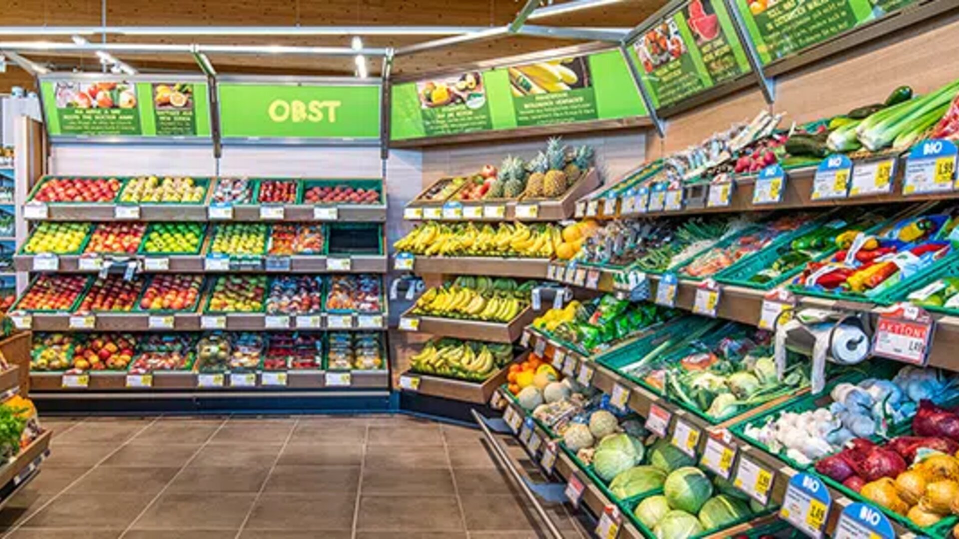 Full fruit and vegetable shelves in the supermarket - EDITEL's web EDI portal improves process flows