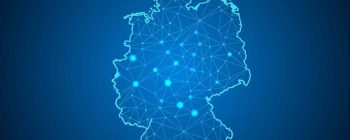 © iStockphoto/Thitima Thongkham Digital network representation of Germany, with connected nodes and lines symbolizing communication and data infrastructure
