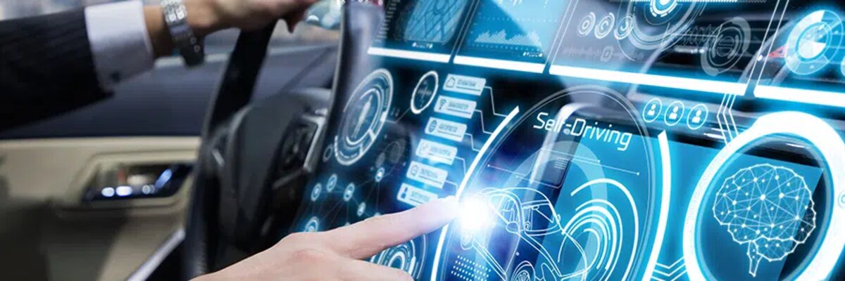 © iStockphoto/metamorworks man-in-a-car-pressing-a-button - Alpine Electronics digitalization