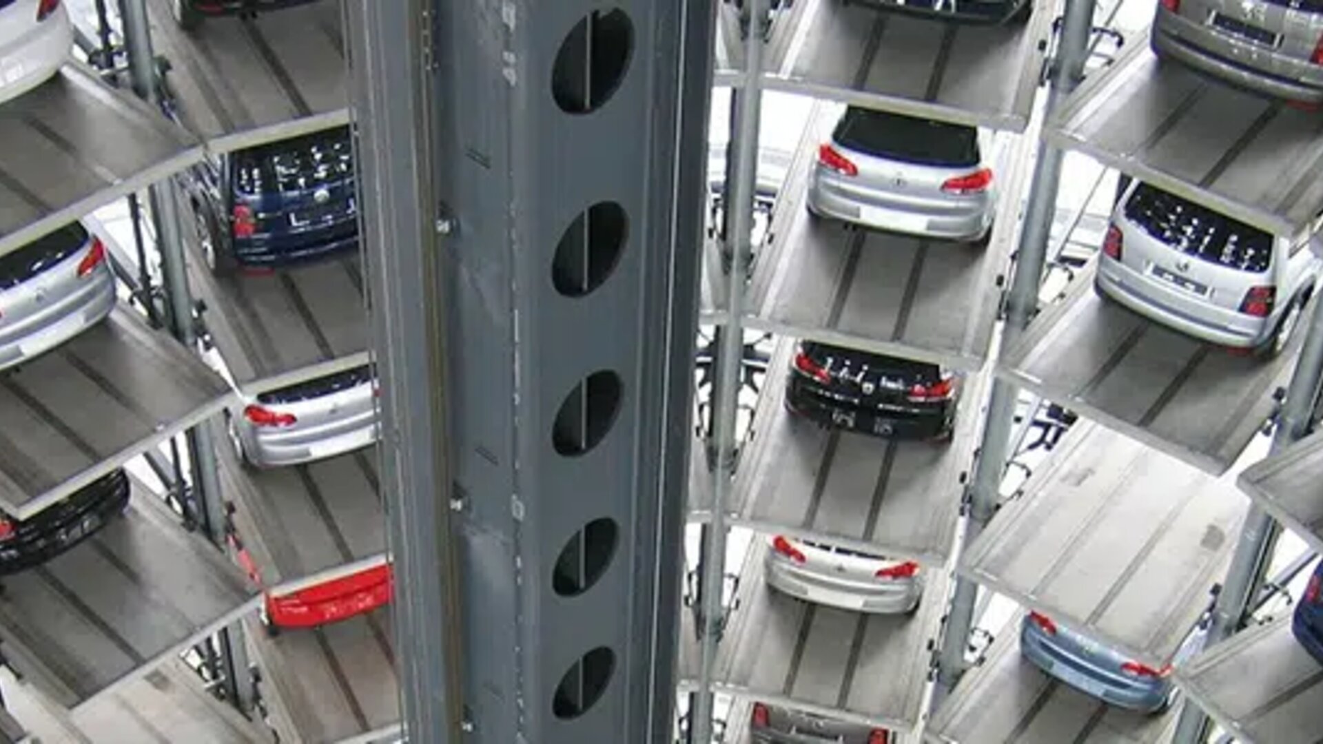 Multi-story car parking system with cars arranged vertically in a mechanical lift