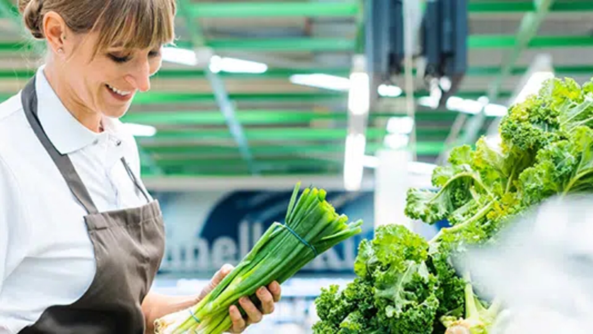 woman-from-Studenac-in-grocery-store