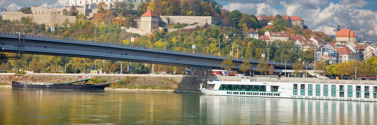 © iStockphoto/sedmak pohľad na dunaj z lode vo význame spap