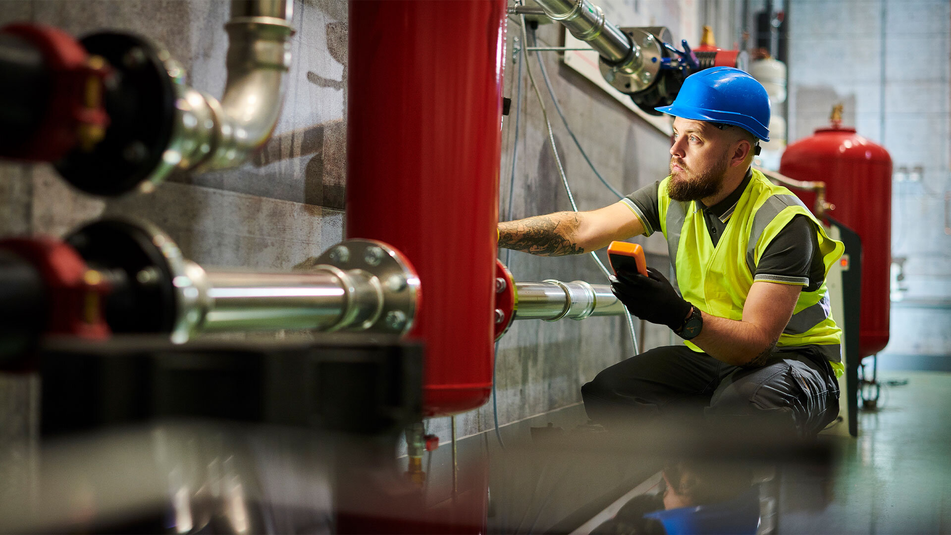 Techniker überprüft Boiler - effiziente EDI-Prozesse bei Austria Email